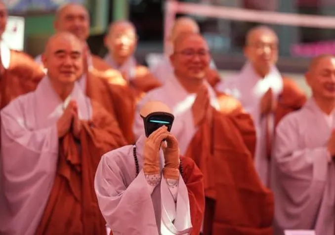 Le robot Gabi, intronisé moine bouddhiste, a prêté serment devant des moines du temple Jogyesa de Séoul. KEYSTONE / AP Photo - LEE JIN-MAN