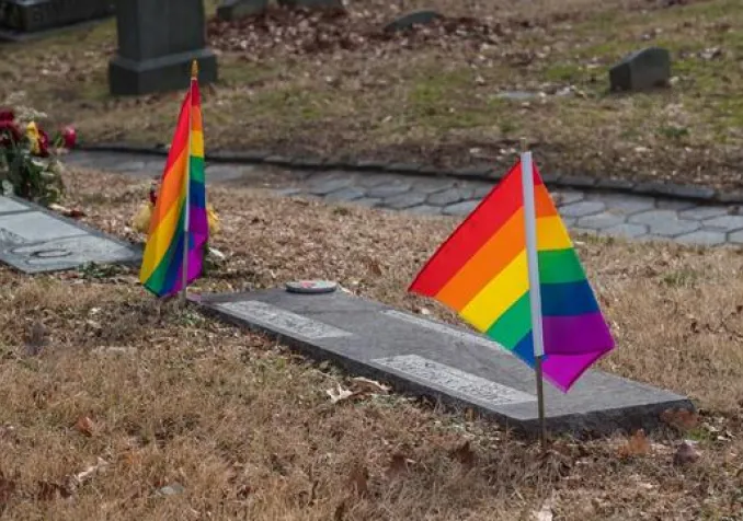 Au cimetière, le carré LGBT divise