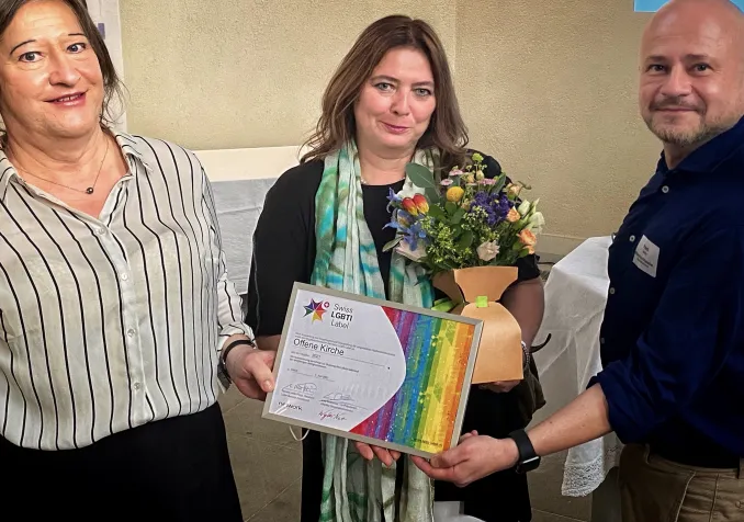 De gauche à droite: Rebecca Burkahrdt, membre du conseil d’aministration de LSBK Lesbisch-schwule Basiskirche de Offene Kirche Elisabethen (OKE), Dr. Brigitta Gerber, présidente de l’OKE et Frank Lorenz, directeur général de l'OKE. © Offene Kirche Elisabethen