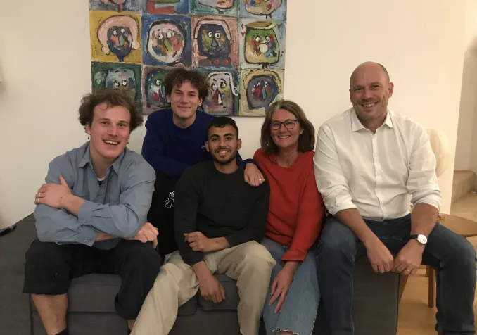 Muneer entouré de Claire, Frédéric et deux de leurs enfants. © DR