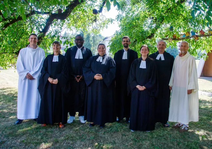 De gauche à droite : Eric Bianchi, Sophie Maillefer, Christo Karawa, Joan Charras-Sancho, Amaury Charras et Nina Jaillet, accompagné•es du pasteur Nicolas Monnier et du diacre Bertrand Quartier. Avec Snjezana Haldi, qui manque sur la photo, ils rejoindront le corps de l’EERV le 5 septembre. ©EERV