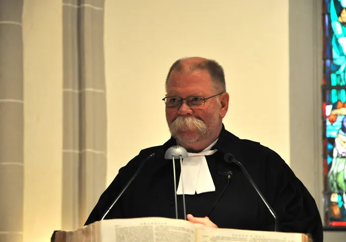 Ken McKinney était reconnaissable entre tous avec sa moustache, sa guitare et son chapeau.