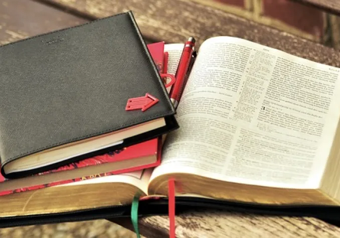 Une Bible et des carnets de note pour réfléchir (source : pixabay)