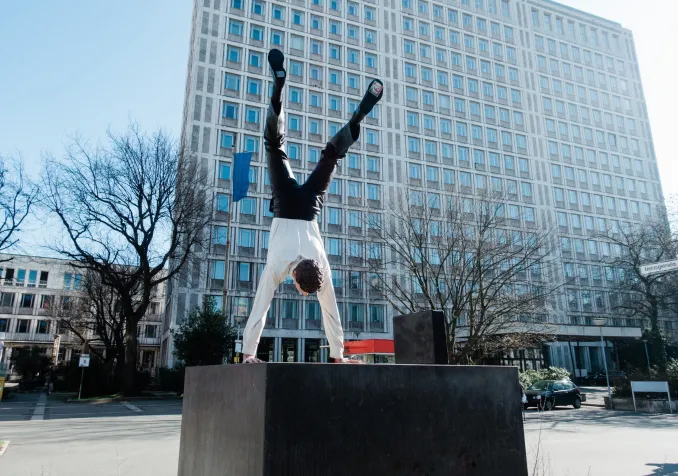 Un équilibre fragile entre théologie et management