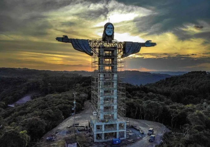 Statue du Christ protecteur à Encantado au Brésil