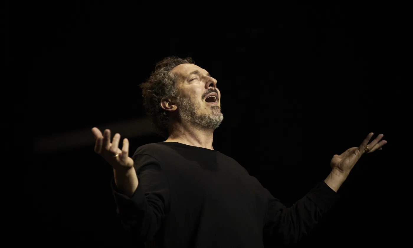 Guillaume Gallienne sur la scène des Terreaux à Lausanne © Christophe Raynaud de Lage / coll. Comédie-Française.