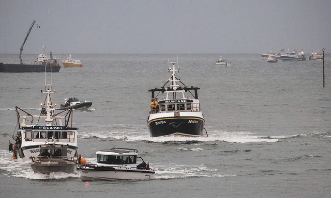 Les pêcheurs français devant l'entrée du port de Saint-Hélier, à Jersey, 06.05.2021. AP/Keystone - Oliver Pinel