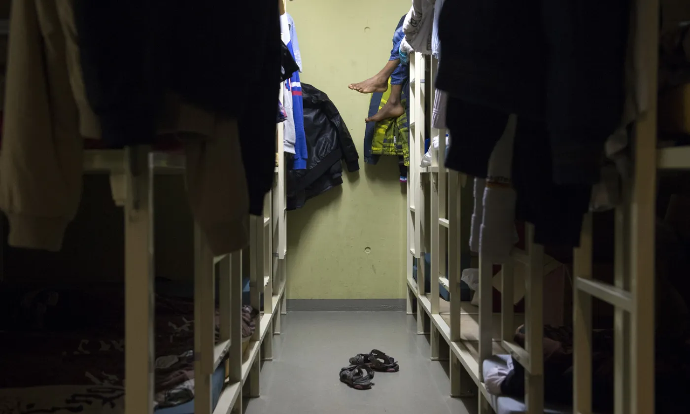 Faire circuler des personnes pour obtenir des documents, effectuer visites médicales et auditions juridiques en période de pandémie est un risque pour toute la population.