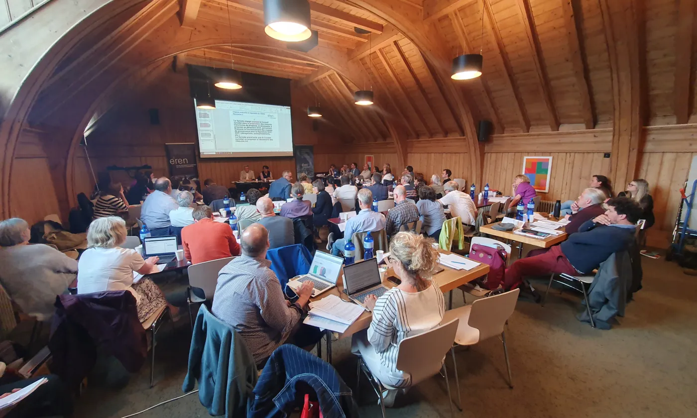 Une trentaine de délégués se sont réunis, le mercredi 10 juin à la Maison de paroisse de Saint-Aubin, pour la 199e session de l'organe délibérant de l'EREN. © Anne Buloz / Réformés