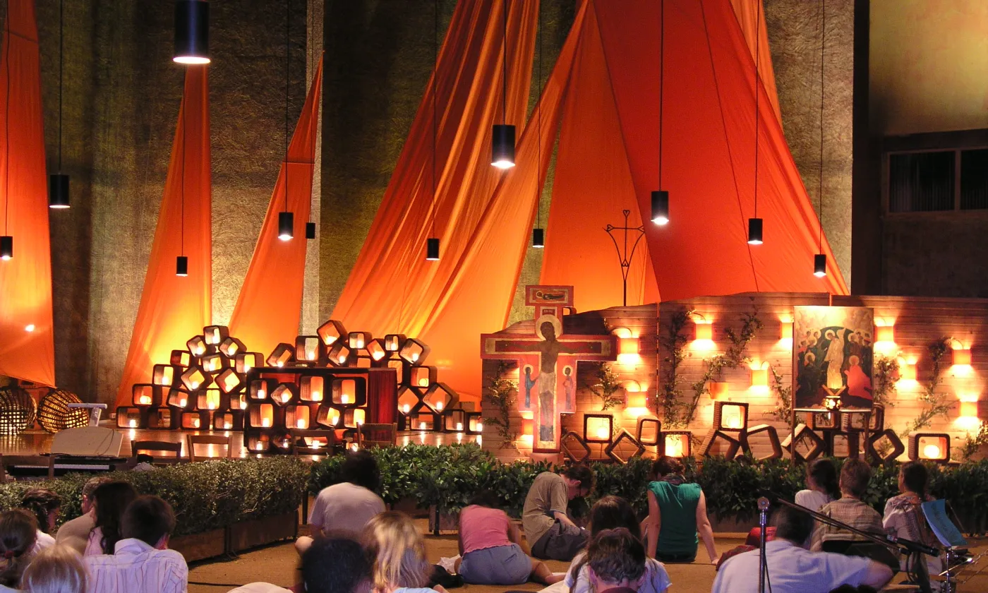 Prière dans l'église de Taizé. © CC BY-SA 3.0/Damir Jelic/ Wikimedia commons