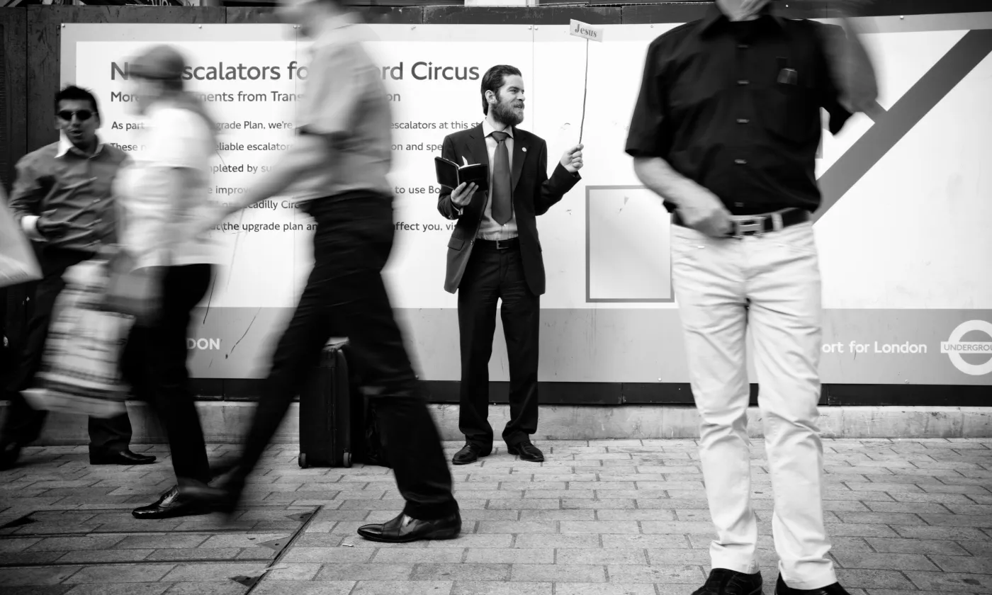 Au sein du protestantisme, la comparaison interroge: alors que les Églises évangéliques continuent leur croissance, les Églises réformées ne cessent de se vider. Comment faire pour retenir les croyants qui restent et en chercher de nouveaux? Et est-il encore possible d’évangéliser sans être taxé de prosélytisme? 