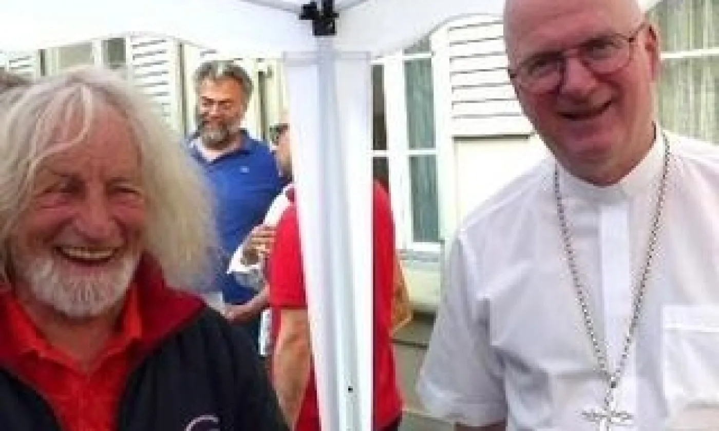 Photo : Lʹévêque Charles Morerod et l'artiste-peintre Hubert Audriaz (copyright Samuel Socquet / RTSreligion)