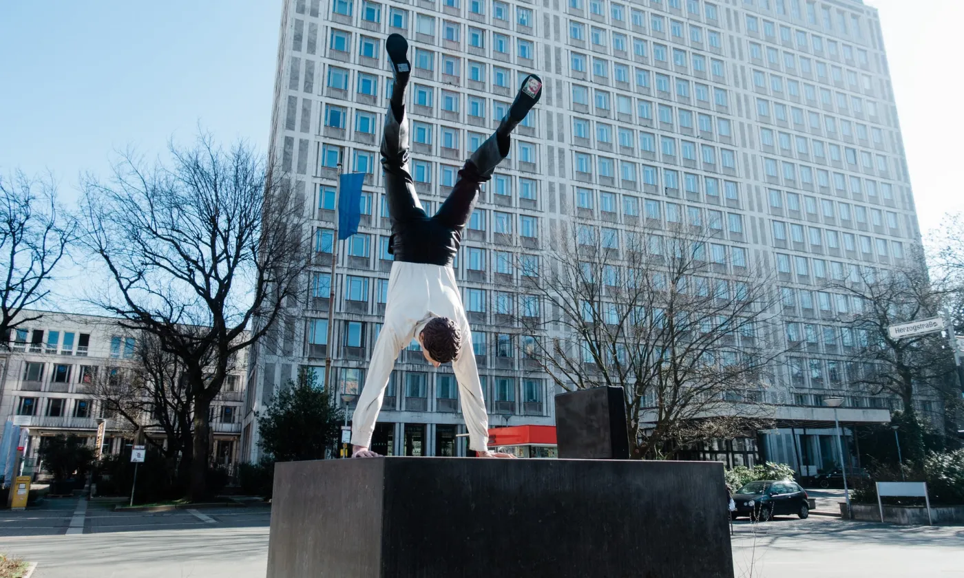 Un équilibre fragile entre théologie et management