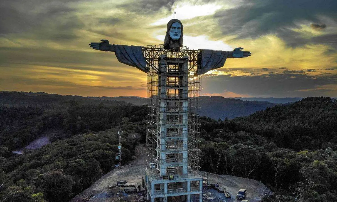 Statue du Christ protecteur à Encantado au Brésil