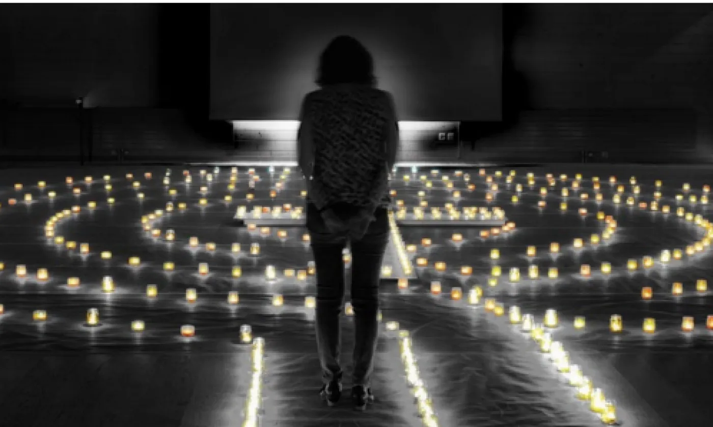 Le labyrinthe de lumière, se déplacer dans l’espace et marcher au fond de soi. © DR
